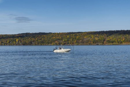 Téléchargez les photos : 16 octobre 2022. Ithaque, New York. Un hors-bord sur le lac Cayuga à Taughannock Falls State Park à Ithaca New York par une journée ensoleillée d'automne. - en image libre de droit