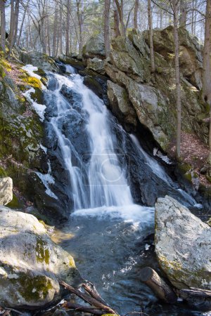 Téléchargez les photos : Buttermilk Falls et Hancock Brook à Plymouth Connecticut par une journée ensoleillée d'hiver. - en image libre de droit