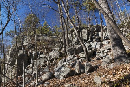 Téléchargez les photos : Le sentier de falaises de pierre blanche menant à une pente rocheuse dans le connecticut de plymouth par une journée ensoleillée de ciel bleu. - en image libre de droit