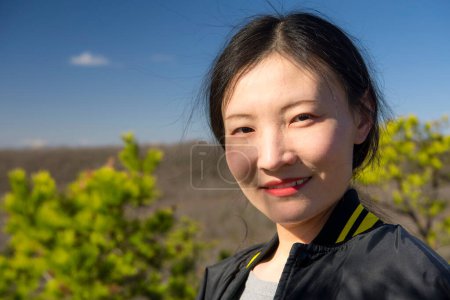 Téléchargez les photos : Une femme chinoise sur le sentier des falaises de pierre blanche dans le connecticut de plymouth sur une journée de ciel bleu ensoleillé. - en image libre de droit