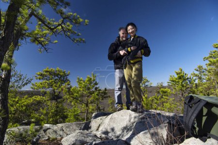 Téléchargez les photos : Un homme et une femme sur le sentier des falaises de pierre blanche dans le connecticut de plymouth par une journée ensoleillée de ciel bleu. - en image libre de droit