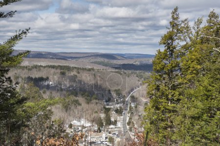 Foto de Una vista aérea de la nueva conexión de Hartford desde el sendero de la montaña Jones en un día de invierno. - Imagen libre de derechos