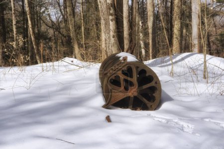 Téléchargez les photos : Un rouleau antique qui a plus de 100 ans sur la neige sur le sentier de montagne jones dans le nouveau connecticut Hartford un jour d'hiver. - en image libre de droit