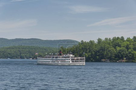 Téléchargez les photos : Lake George, New York. 10 juillet 2019. Le célèbre ferry du lac du saint sur le lac George lors d'une journée d'été à New York. - en image libre de droit