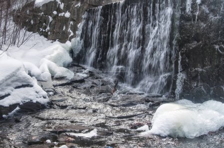 Foto de Una cascada de invierno en el Parque Estatal Burr Pond en Torrington, Connecticut. - Imagen libre de derechos