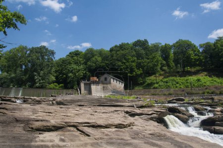 Téléchargez les photos : Great Falls à Falls Village Canaan Connecticut par une journée d'été ensoleillée. - en image libre de droit