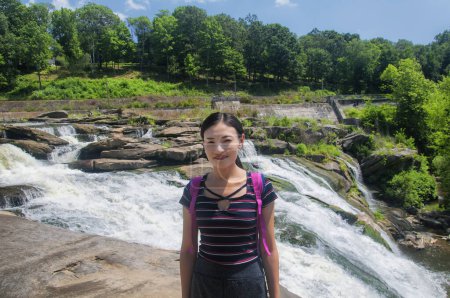 Téléchargez les photos : Une Chinoise à Great Falls à Falls Village Canaan Connecticut par une journée ensoleillée d'été. - en image libre de droit