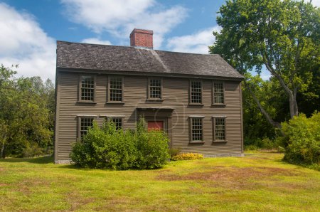 La histórica casa de jacob whittemore en el Minute Man National Park en Lexington, Massachusetts en un día soleado.