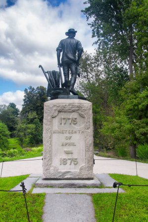 Una estatua histórica de un minuteman de la guerra revolucionaria en el parque nacional Minuteman en Lincoln, Massachusetts.