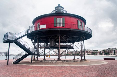 Der einzigartige sieben Fuß hohe Leuchtturm im inneren Hafenbereich von Baltimore Maryland an einem bewölkten Tag.