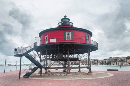 Der einzigartige sieben Fuß hohe Leuchtturm im inneren Hafenbereich von Baltimore Maryland an einem bewölkten Tag.