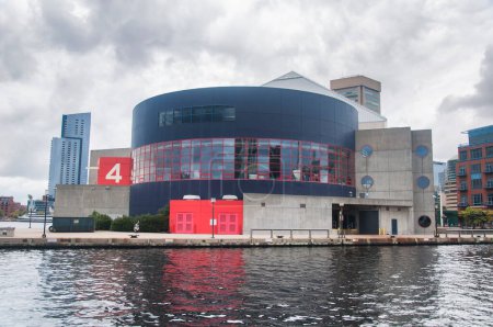 das Wahrzeichen und moderne nationale Aquarium im Innenhafen von Baltimore Maryland.