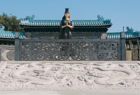 Un gran mural de piedra frente a la diosa del mar, Tian Hou, en el templo Chiwan Tian hou en el área de Nanshan de Shenzhen China.