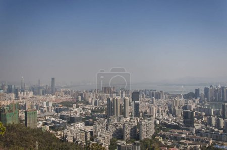 El distrito de Nanshan de China Shenzhen desde la cima de la montaña Guishan en un día soleado y nebuloso.