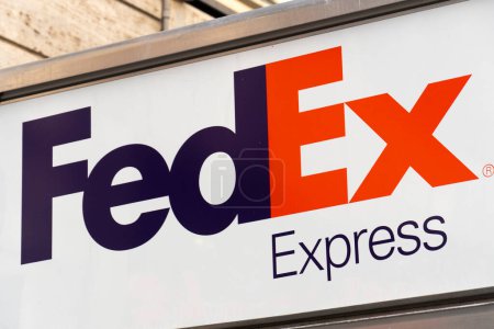 Foto de Roma, Italia - 30 de septiembre de 2019: FedEx Express delivery van. FedEx Corporation es una empresa multinacional estadounidense de servicios de mensajería - Imagen libre de derechos
