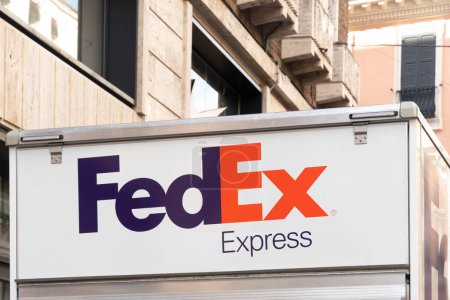 Foto de Roma, Italia - 30 de septiembre de 2019: FedEx Express delivery van. FedEx Corporation es una empresa multinacional estadounidense de servicios de mensajería - Imagen libre de derechos