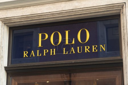 Foto de Roma, Italia - 30 de septiembre de 2019: Polo Ralph Lauren store. The American Ralph Lauren Corporation es conocida por la ropa, comercialización y distribución de prendas de vestir, accesorios y fragancias - Imagen libre de derechos