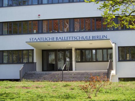 Téléchargez les photos : Berlin, Allemagne - 19 avril 2022 : Staatliche Ballettschule Berlin, State Ballet School and School of Artistry from outside - en image libre de droit