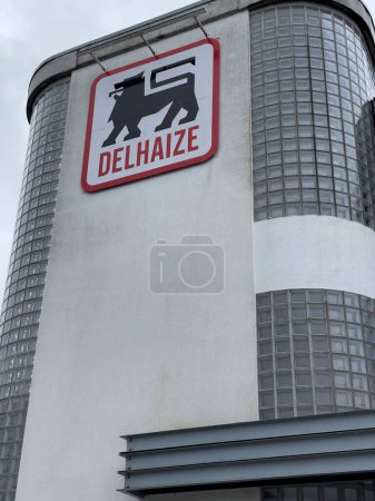 Téléchargez les photos : Bruxelles, Belgique - 21 février 2022 : Delhaize supermarket chain exterior. Delhaize Group SA est une multinationale belge du commerce de détail depuis 2015 Ahold Delhaize, nouvelle holding mère - en image libre de droit