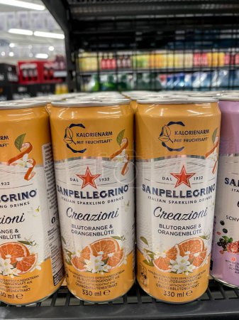 Téléchargez les photos : Berlin, Allemagne - 4 janvier 2022 : Sanpellegrino blood orange and orange blossom, a low calorie, sparkling fruit drink - en image libre de droit