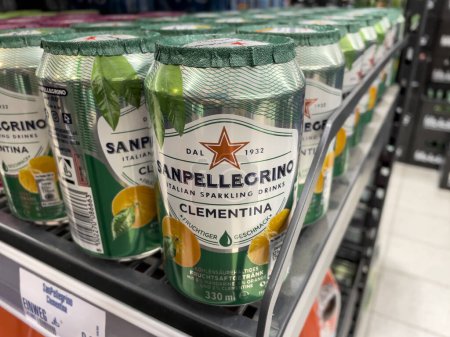 Téléchargez les photos : Berlin, Allemagne - 4 janvier 2022 : Sanpellegrino Clementina, une boisson pétillante clémentine du sud de l'Italie - en image libre de droit