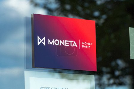 Foto de Praga, República Checa - 25 de julio de 2020: Bandera de MONETA Money Bank, compañía de cambio de divisas, uno de los principales grupos de servicios financieros en la República Checa - Imagen libre de derechos