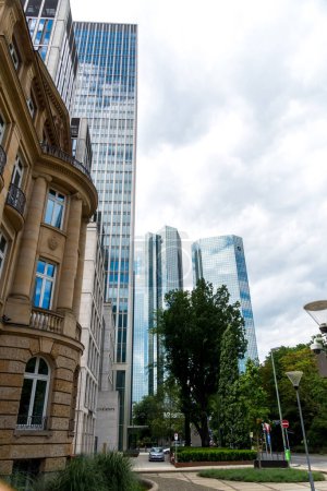 Téléchargez les photos : Francfort-sur-le-Main, Allemagne - 27 juin 2020 : Les tours jumelles Deutsche Bank dans le quartier central des affaires de Francfort, également connu sous le nom de siège de la Deutsche Bank, complexe de gratte-ciel à tour jumelle - en image libre de droit