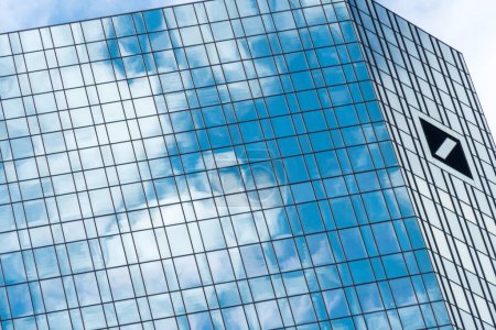 Téléchargez les photos : Francfort-sur-le-Main, Allemagne - 27 juin 2020 : Les tours jumelles Deutsche Bank dans le quartier central des affaires de Francfort, également connu sous le nom de siège de la Deutsche Bank, complexe de gratte-ciel à tour jumelle - en image libre de droit