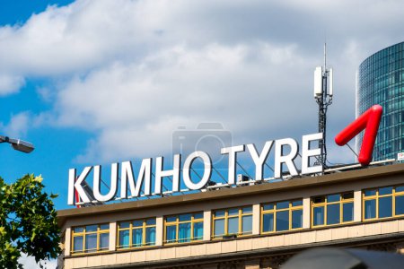 Téléchargez les photos : Francfort-sur-le-Main, Allemagne - 27 juin 2020 : Signalisation de Kumho Tire, une entreprise sud-coréenne de fabrication de pneus, au sommet d'un bâtiment - en image libre de droit