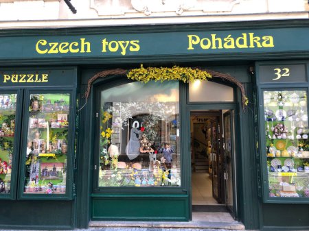 Téléchargez les photos : Prague, République tchèque - 22 juillet 2020 : Pohadka - Jouets au Lion d'or, magasin de jouets extérieur - en image libre de droit