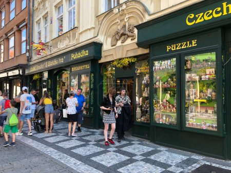 Téléchargez les photos : Prague, République tchèque - 22 juillet 2020 : Pohadka - Jouets au Lion d'or, magasin de jouets extérieur - en image libre de droit