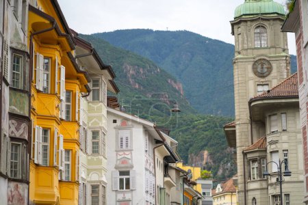 Foto de Bolzano, ciudad en la provincia de Tirol del Sur del norte de Italia, situada en un valle entre viñedos montañosos, puerta de entrada a la cordillera de los Dolomitas en los Alpes italianos - Imagen libre de derechos