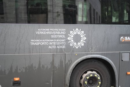 Foto de Bolzano, Italia - 21 de julio de 2023: Bandera alemana e italiana de la provincia autónoma de Bolzano en un autobús - Imagen libre de derechos