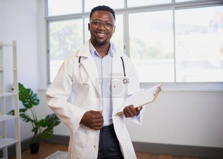 Foto de Retrato de un médico negro sujetando portapapeles con información del paciente. Foto de alta calidad - Imagen libre de derechos