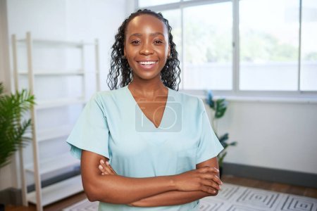 Foto de Retrato del sonriente profesional de la salud aliado negro - enfermera, salud, bienestar. Foto de alta calidad - Imagen libre de derechos