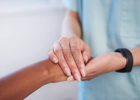 Nahaufnahme einer Krankenschwester, die Patienten bei schwierigen Diagnosen an der Hand hält, Beratung. Hochwertiges Foto
