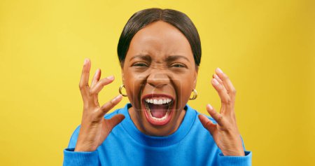Téléchargez les photos : Femme en colère crie et crie avec des gestes de main, studio jaune. Photo de haute qualité - en image libre de droit