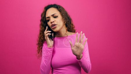 Foto de Mujer joven luchando por teléfono, hablando y enojándose, dar actitud. Foto de alta calidad - Imagen libre de derechos