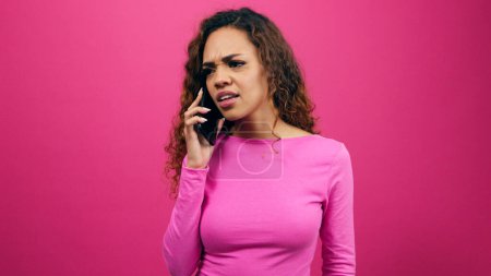 Foto de Mujer joven luchando por teléfono, hablando y enojándose, dar actitud. Foto de alta calidad - Imagen libre de derechos