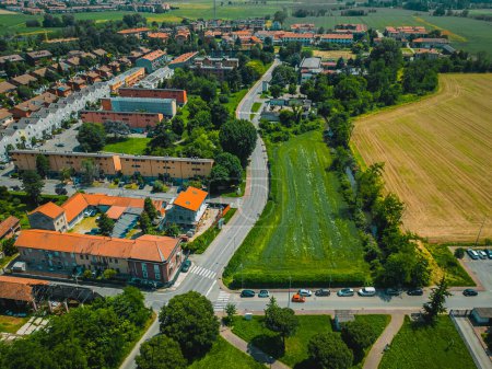Foto de Vista aérea Lombardía, Italia, Hermoso paisaje verde del campo. Foto panorámica de un pequeño pueblo en Italia. - Imagen libre de derechos