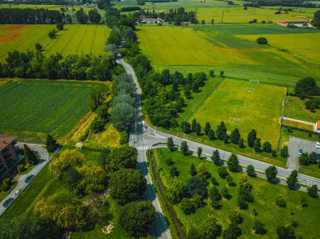 Foto de Vista aérea Lombardía, Italia, Hermoso paisaje verde del campo. Foto panorámica de un pequeño pueblo en Italia. - Imagen libre de derechos