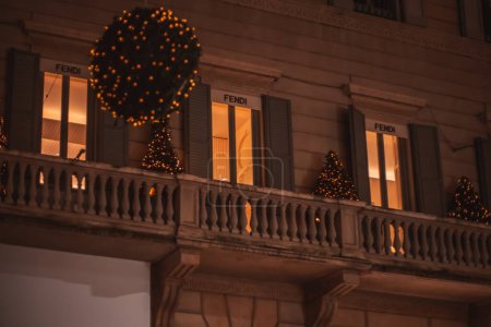 Téléchargez les photos : Rue de Noël du soir Milan. Le district de Xoapoleone. Rue et magasins décorés avec des guirlandes lumineuses pendant les vacances de Noël et du Nouvel An à Milan, Italie 4.12.2023. - en image libre de droit