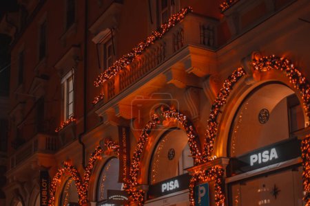 Téléchargez les photos : Rue de Noël du soir Milan. Le district de Xoapoleone. Rue et magasins décorés avec des guirlandes lumineuses pendant les vacances de Noël et du Nouvel An à Milan, Italie 4.12.2023. - en image libre de droit