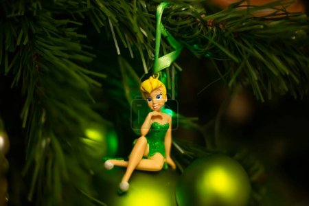 Téléchargez les photos : Joyeux Noël. Préparation des vacances d'hiver. Belles décorations d'arbres de Noël avec des personnages Disney Milan, Italie 20.12.2023. - en image libre de droit