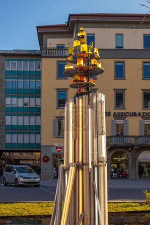 Foto de Atracción en Bérgamo. Fiammetta - Candela monumentale. P.za Giacomo Matteotti, Bergamo, Italia. Foto de alta calidad - Imagen libre de derechos