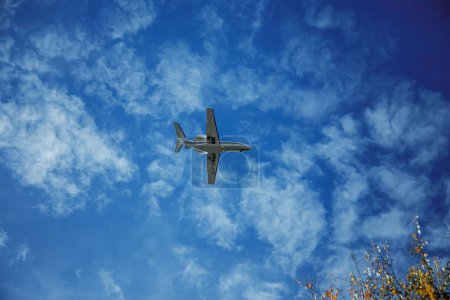 Foto de Italia, Lombardía, Milán 1.12.2023. Avión contra el cielo azul. El avión aterriza en el aeropuerto italiano Linate. Foto de alta calidad - Imagen libre de derechos