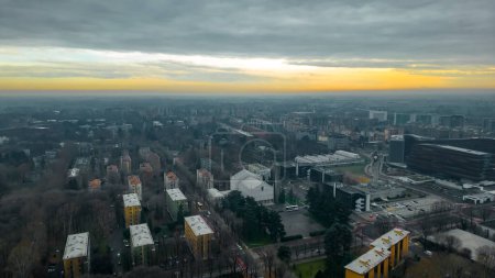 Coucher de soleil dans la ville. Photographie aérienne de paysage urbain. Vue sur la ville italienne depuis un drone Coucher de soleil par temps nuageux, vue depuis un drone de la ville de San Donato Milanese, Milan, Italie. Photo de haute qualité