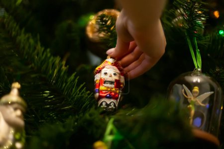 Téléchargez les photos : Joyeux Noël. Préparation des vacances d'hiver. Belles décorations d'arbres de Noël avec des personnages Disney Milan, Italie 20.12.2023. - en image libre de droit