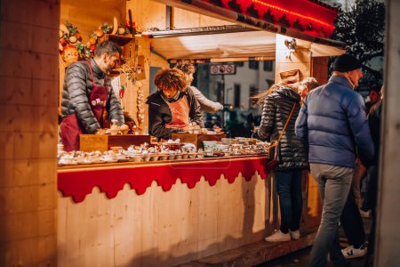 Foto de Mercado de Navidad en Milán, Italia, Lombardía 01.01.2024. Foto de alta calidad - Imagen libre de derechos