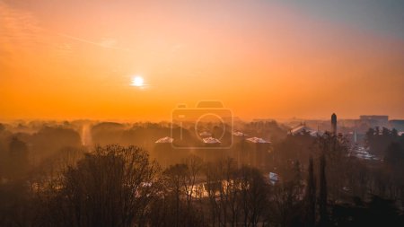 Nebliger Sonnenaufgang mit der Mailänder Skyline von einer Drohne aus, Lombardei, Mailand, Italien 5.02.2024. Hochwertiges Foto